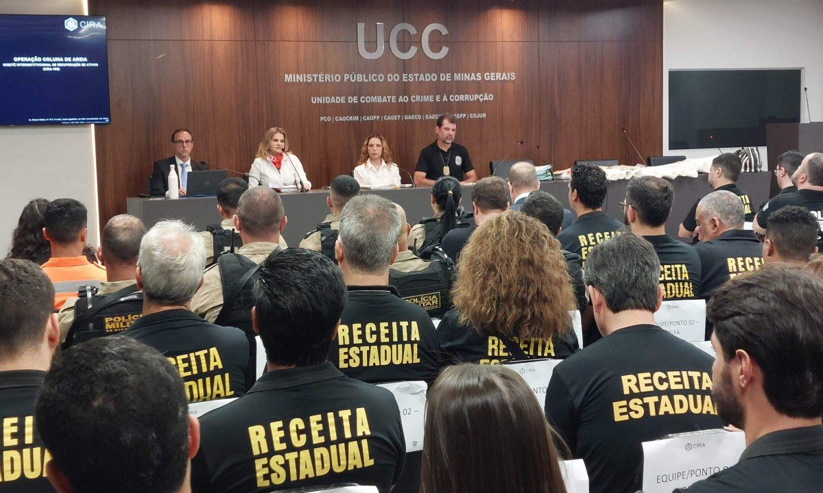 Da esquerda para a direita: Carolina Sales Zanforim, auditora fiscal e coordenadora regional do Superintend&ecirc;ncia Regional da Fazenda em BH; Rodrigo Augusto Fragas de Almeida, coordenador regional do Caoet em BH e promotor de Justi&ccedil;a do MPMG; Jana&iacute;na de Andrade Dauro, coordenadora do Cira e promotora de Justi&ccedil;a do MPMG; e Capit&atilde;o Ver&iacute;ssimo, porta-voz da PMMG, durante coletiva de imprensa 