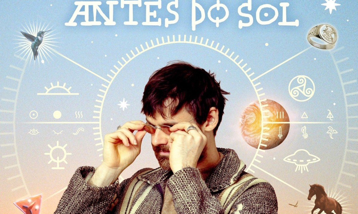 Daniel Gnatali est&aacute; de lado e tira &oacute;culos escuros, rodeado de s&iacute;mbolos exot&eacute;ricos, na ilustra&ccedil;&atilde;o da capa do disco Antes do sol