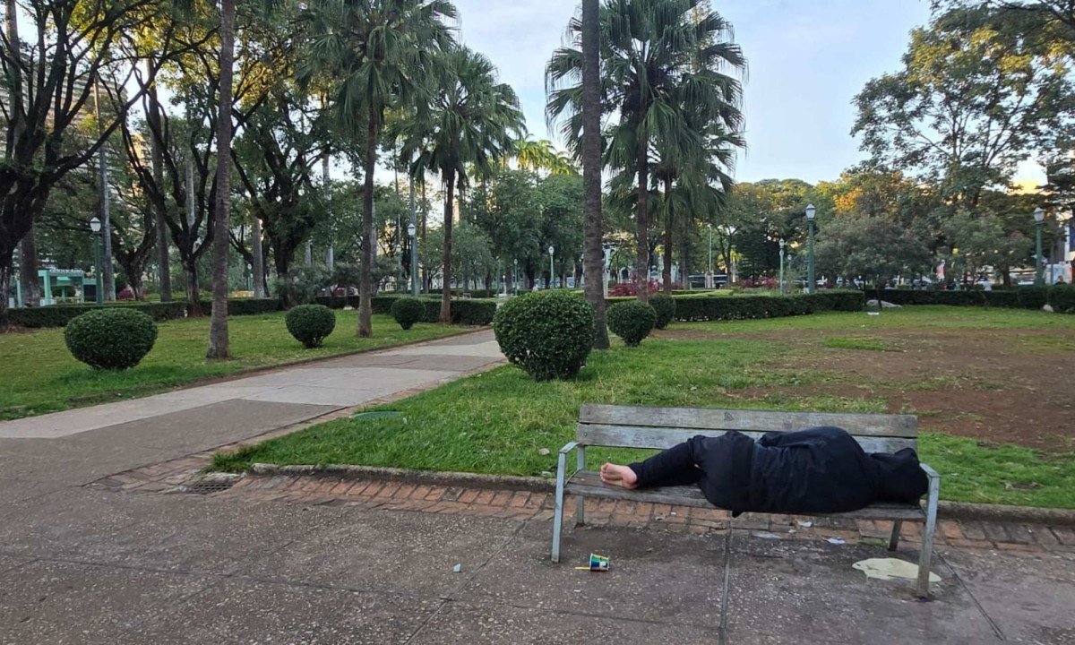 Moradores em situa&ccedil;&atilde;o de rua dormem nos bancos da Pra&ccedil;a da Liberdade