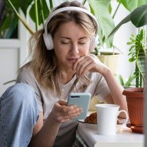 Por que o Spotify não tem um botão para filtrar música feita por IA - Deezer