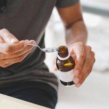 Por que a Anvisa proibiu agora o clobutinol, xarope banido em outros países - BBC