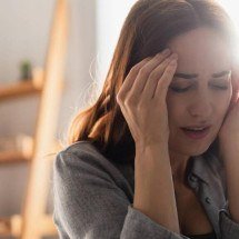 Cabeça latejando é pressão alta? Entenda a diferença entre enxaqueca, tensão muscular e a hipertensão silenciosa - Portal Giro 10