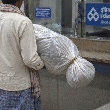 Homem exuma corpo da irmã e leva a banco para provar morte e sacar dinheiro - imagem gerada por IA/acervo Estado de Minas