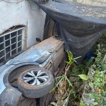 Motorista despenca de barranco com carro e cai entre casas em Sabará - CBMMG