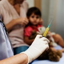 Infectologista alerta os perigos da queda vacinal e do retorno do sarampo - rawpixel.com/FreePik