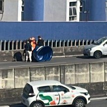 Caixa d’água cai em motociclista na Cristiano Machado e interdita via - Redes Sociais/Reprodução