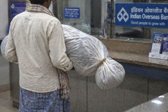 Homem exuma corpo da irmã e leva a banco para provar morte e sacar dinheiro