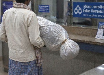 Ilustração feita por IA sobre o caso em que indiano levou corpo exumado de irmã a agência bancária para provar que ela está morta -  (crédito: imagem gerada por IA/acervo Estado de Minas)