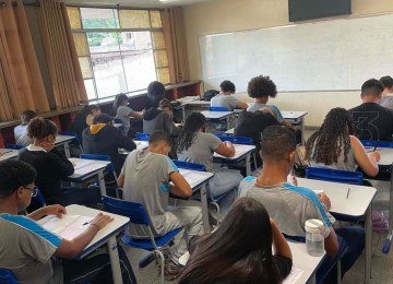 A valorização da carreira docente, refletida em melhores salários, é fundamental para o futuro da educação pública no Brasil. -  (crédito: Reprodução/Escola Estadual Bolívar Tinoco Mineiro)