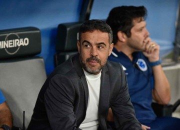Após o jogo com o Boca Juniors, pela Libertadores, técnico Artur Jorge, do Cruzeiro, passa a pensar no clássico contra o Atlético, pelo Brasileiro -  (crédito: Ramon Lisboa/EM/D.A. Press)
