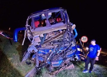 O motorista do ônibus, de 52 anos, morreu no local, assim como uma passageira de 54 anos -  (crédito: PRF/Reprodução)