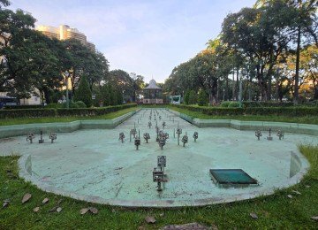 Desligada, a fonte secou e n&atilde;o jorra mais os fatos de &aacute;gua que encantam os turistas -  (crédito: Carlos Altman/EM)