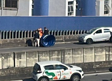 A caixa d'água de tamanho comumente usado em residências caiu em direção à moto, causando o acidente -  (crédito: Redes Sociais/Reprodução)