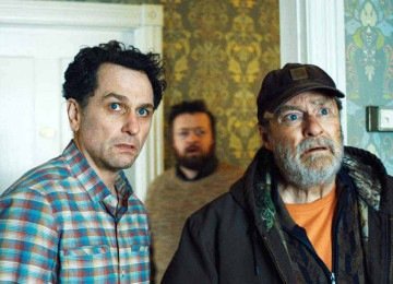 O prefeito Tom Loftis  (Matthew Rhys) tenta, sem sucesso, ignorar  episódios sobrenaturais testemunhados por Wyck (Stephen Root), morador  antigo de  Widow’s Bay -  (crédito: Apple TV/divulgação)