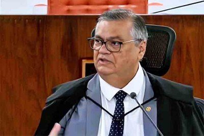 Outro ponto defendido por Dino é a adoção de regras que determinem o afastamento imediato do cargo assim que a denúncia for aceita pela Justiça. Em caso de condenação definitiva, a proposta prevê a perda automática da função, sem necessidade de etapas adicionais. Por fim, ele propõe a criminalização de atos que tenham como objetivo impedir, dificultar ou retaliar o andamento de processos e investigações. A ideia é que esse tipo de conduta seja punido independentemente de estar vinculado a organi -  (crédito: Reprodução do Instagram @flaviodino)