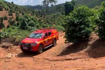 O CBMMG sediado em Poços de Caldas, também no Sul do estado, localizou o corpo da idosa após um trabalhador de um cafezal ter informado à corporação que teria encontrado os sapatos e a bolsa da vítima
 -  (crédito: CBMMG/Divulgação)