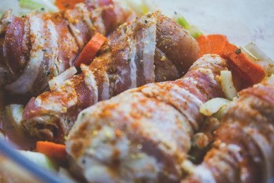 A t&eacute;cnica de marinada real&ccedil;a o sabor e a maciez das prote&iacute;nas, essencial para o preparo de carnes como o frango. -  (crédito: Pexels)