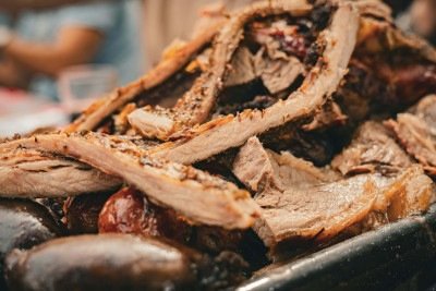 A t&eacute;cnica correta de corte &eacute; essencial para garantir a maciez e sucul&ecirc;ncia da carne ap&oacute;s o churrasco. -  (crédito: iStock)