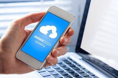 O upload de arquivos para a nuvem via smartphone exemplifica a praticidade do armazenamento remoto -  (crédito: iStock)