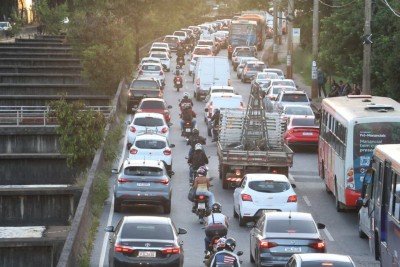 A motofaixa será implantada entre as faixas 1 e 2 (a partir da esquerda da via), com cerca de 1,5 metro de largura. -  (crédito: Marcos Vieira/EM/D.A.Press)