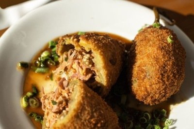 O jiló é recheado com joelho de porco e frito na Porca Voadora -  (crédito: Luisa Macedo/Divulgação)