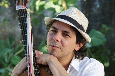 Gustavo Guimar&atilde;es come&ccedil;ou sua trajet&oacute;ria musical ainda na juventude, quando passou a tocar viol&atilde;o incentivado pela fam&iacute;lia -  (crédito: Micheline Rocha/Divulga&ccedil;&atilde;o)