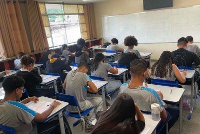 A valorização da carreira docente, refletida em melhores salários, é fundamental para o futuro da educação pública no Brasil. -  (crédito: Reprodução/Escola Estadual Bolívar Tinoco Mineiro)