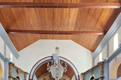 Interior do templo, que começou a ser construído em 1713 na comunidade de Piedade do Paraopeba e é referência de fé, cultura e identidade local

 -  (crédito: Pascom/Paróquia Nossa Senhora da Piedade/Divulgação)
