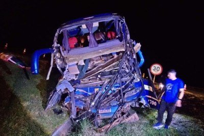 O motorista do ônibus, de 52 anos, morreu no local, assim como uma passageira de 54 anos -  (crédito: PRF/Reprodução)