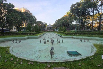 Desligada, a fonte secou e n&atilde;o jorra mais os fatos de &aacute;gua que encantam os turistas -  (crédito: Carlos Altman/EM)