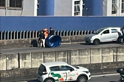 A caixa d'água de tamanho comumente usado em residências caiu em direção à moto, causando o acidente -  (crédito: Redes Sociais/Reprodução)