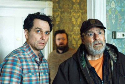 O prefeito Tom Loftis  (Matthew Rhys) tenta, sem sucesso, ignorar  episódios sobrenaturais testemunhados por Wyck (Stephen Root), morador  antigo de  Widow’s Bay -  (crédito: Apple TV/divulgação)