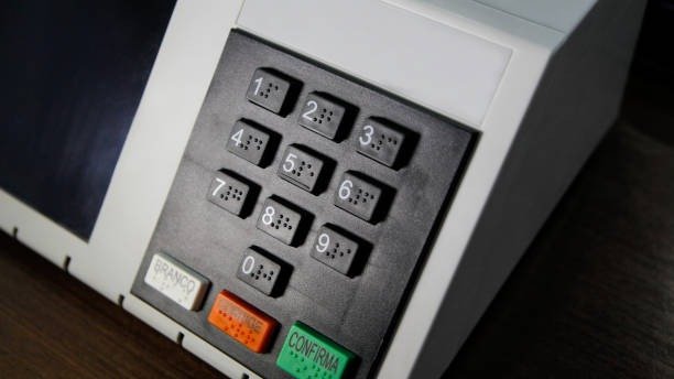 O terminal do eleitor na urna eletr&ocirc;nica, onde os n&uacute;meros dos candidatos s&atilde;o digitados para o registro dos votos no sistema brasileiro -  (crédito: iStock)