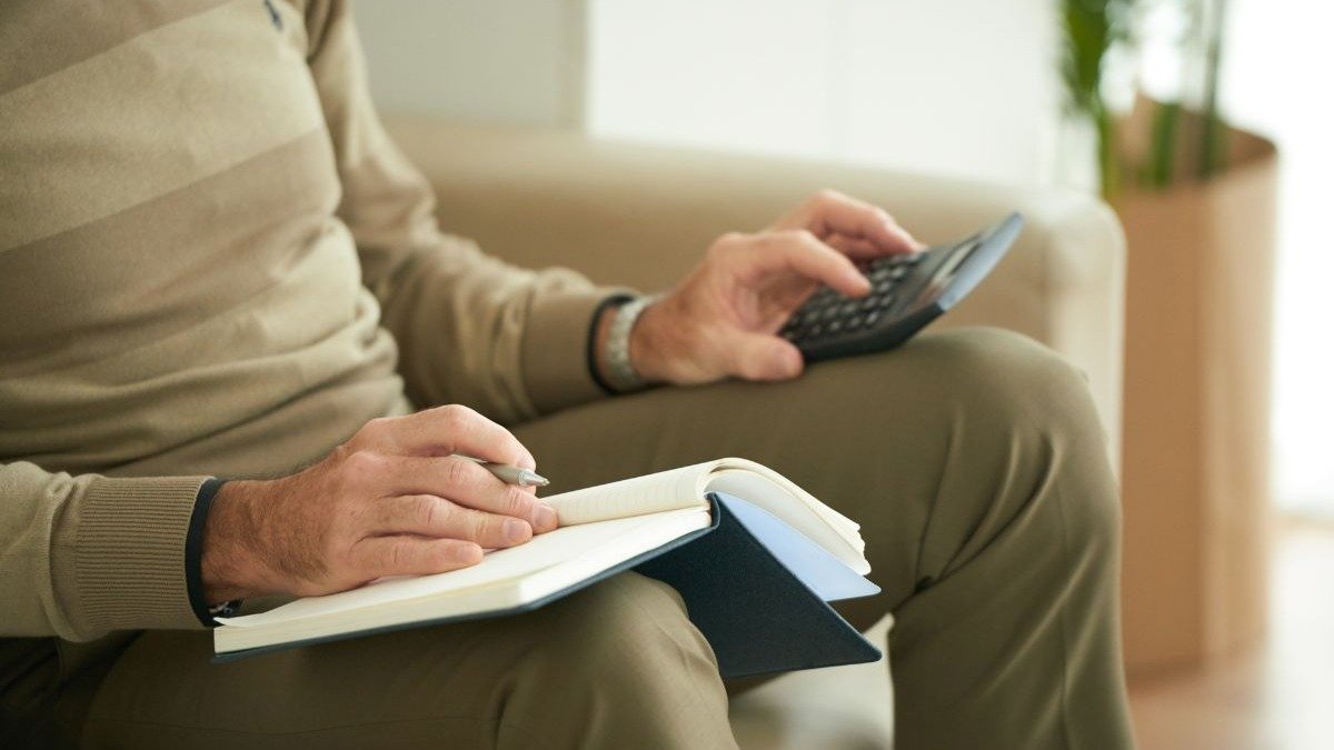 Planejamento financeiro e c&aacute;lculo da aposentadoria s&atilde;o cruciais diante das novas regras do INSS para 2026. -  (crédito: Freepik)