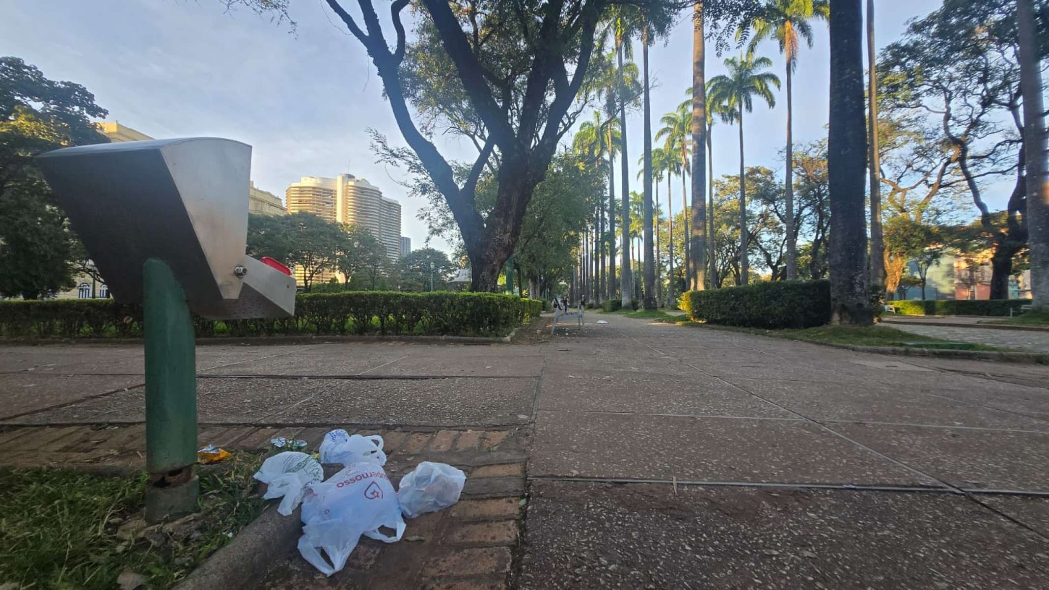 Lixo espalhado pelo ch&atilde;o vira obst&aacute;culo para os caminhantes na Pra&ccedil;a-Carlos Altman/EM