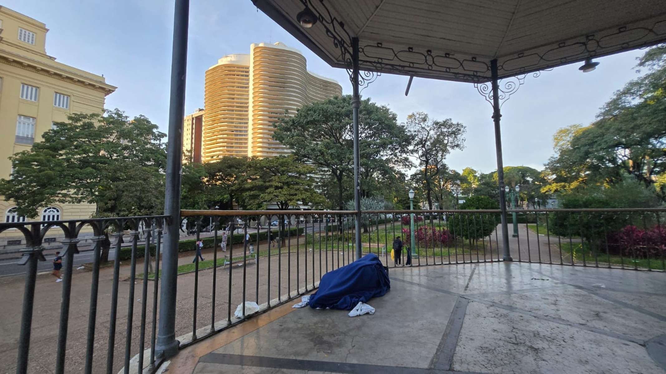 Coreto da Praça da Liberdade serve de abrigo aos moradores em situação de rua-Carlos Altman/EM