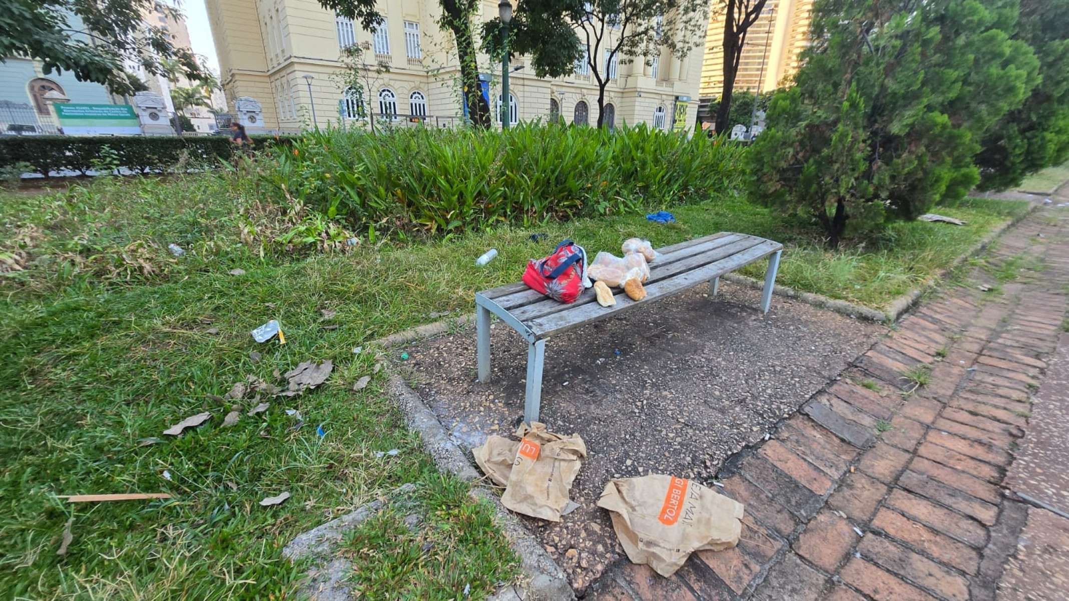 Lixo e restos de comidas sobre os bancos da Praça da Liberdade mostram o abandono do lugar-Carlos Altman/EM