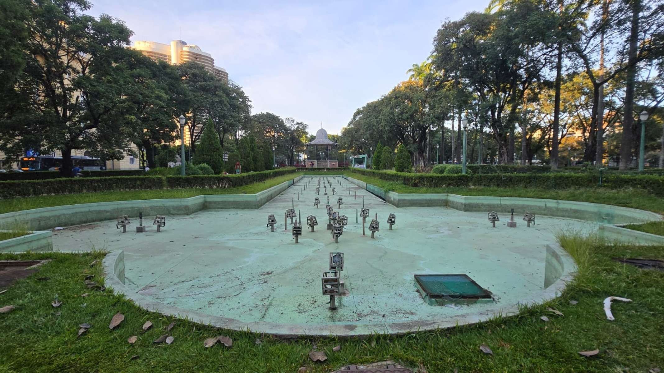 Desligada, a fonte secou e não jorra mais os fatos de água que encantam os turistas-Carlos Altman/EM