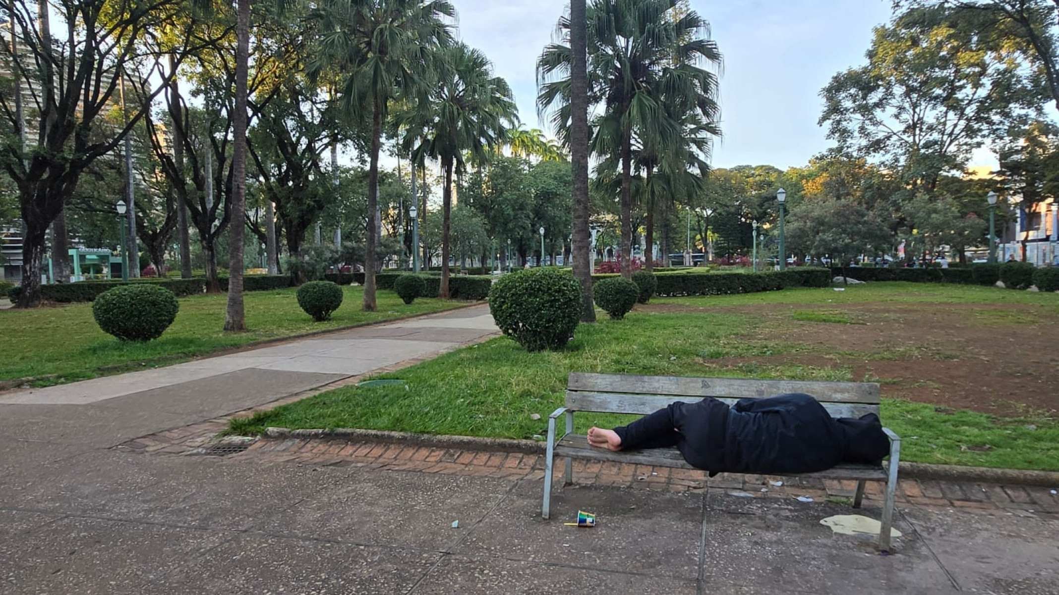 Moradores em situação de rua dormem nos bancos da Praça da Liberdade-Carlos Altman/EM