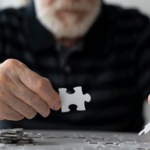O fenômeno silencioso que transforma a rotina de idosos ao anoitecer - Freepik 