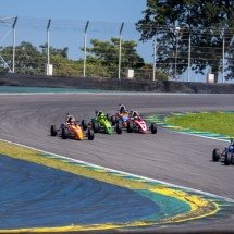 Busca por desafio e adrenalina impulsiona o automobilismo - DINO