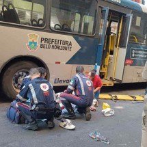 Idoso cai ao descer do ônibus e tem perna esmagada por roda do coletivo - Larissa Leone/EM/D.A. Press