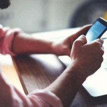 O design que não deixa você sair: dopamina, feeds e o infinito das redes sociais - Portal Giro 10