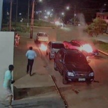 Vídeo: picape pega fogo e assusta motorista e clientes de espetinho em MG - Redes Sociais/Divulga&ccedil;&atilde;o