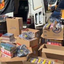 Dois suspeitos são presos com carga de R$ 100 mil em cigarros em BH - PMMG / Divulgação