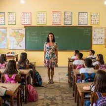 Carreira de professor: vale a pena? Veja salários e desafios da área - Estado de Minas/ Imagem gerada por IA