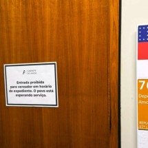O recado na porta do gabinete do deputado que quer extinguir a função de vereador - Foto: PlatôBR