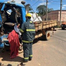Caminhão com defeito nos freios bate e deixa dois feridos presos à cabine - CBMMG/Divulga&ccedil;&atilde;o