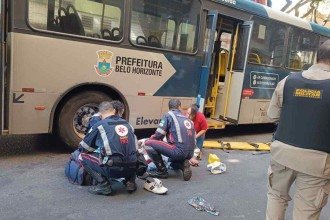 Idoso cai ao descer do ônibus e tem perna esmagada por roda do coletivo