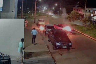 Vídeo: picape pega fogo e assusta motorista e clientes de espetinho em MG